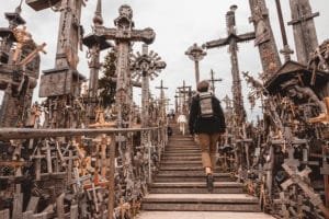 Visita à Colina das Cruzes na Lituânia (Kryžių kalnas) 26