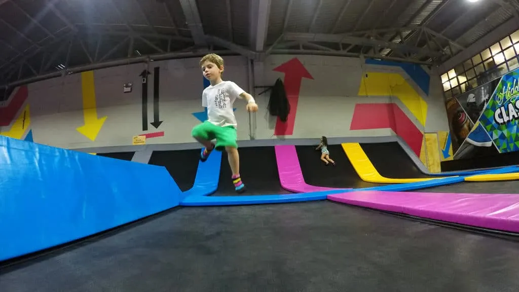 a saltar bounce lisboa - jumping kid in trampoline