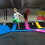 a saltar bounce lisboa - jumping kid in trampoline