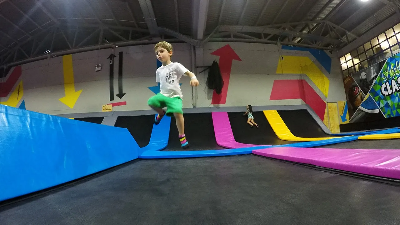 a saltar bounce lisboa - jumping kid in trampoline