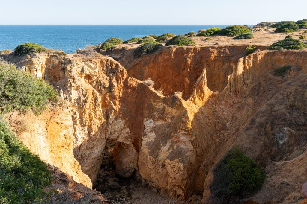 Descubra a beleza da Praia da Rocha na costa portuguesa 15 Portimão beach portugal