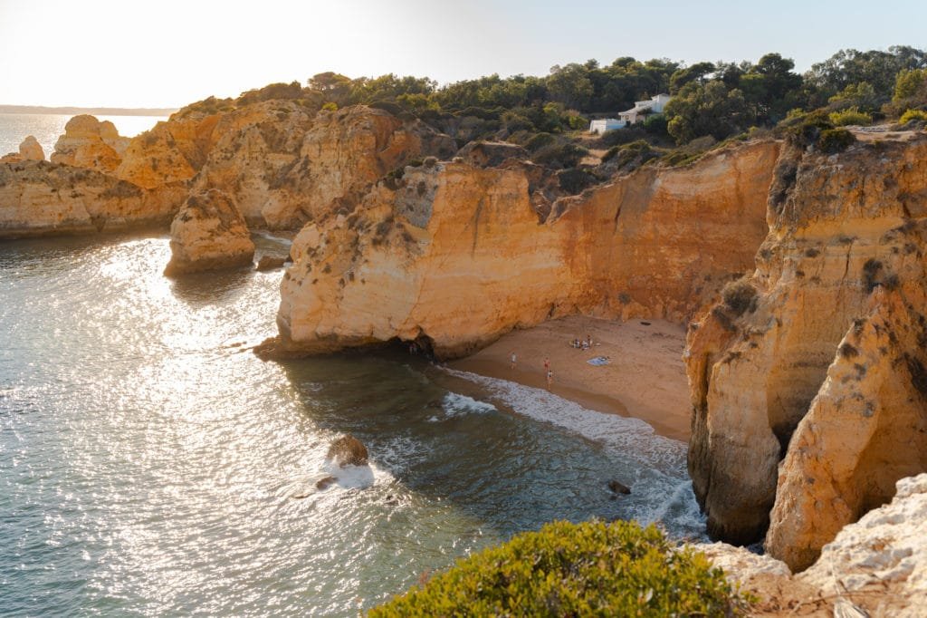 Descubra a beleza da Praia da Rocha na costa portuguesa 23 Portimão beach portugal