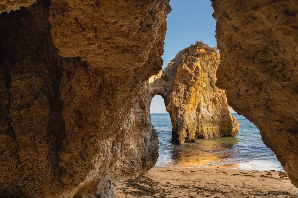 Descubra a beleza da Praia da Rocha na costa portuguesa 29 Portimão beach portugal