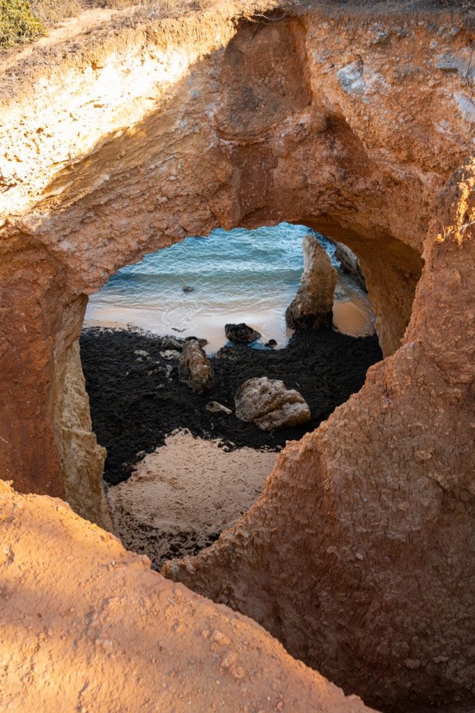 Descubra a beleza da Praia da Rocha na costa portuguesa 7 blowhole portimao