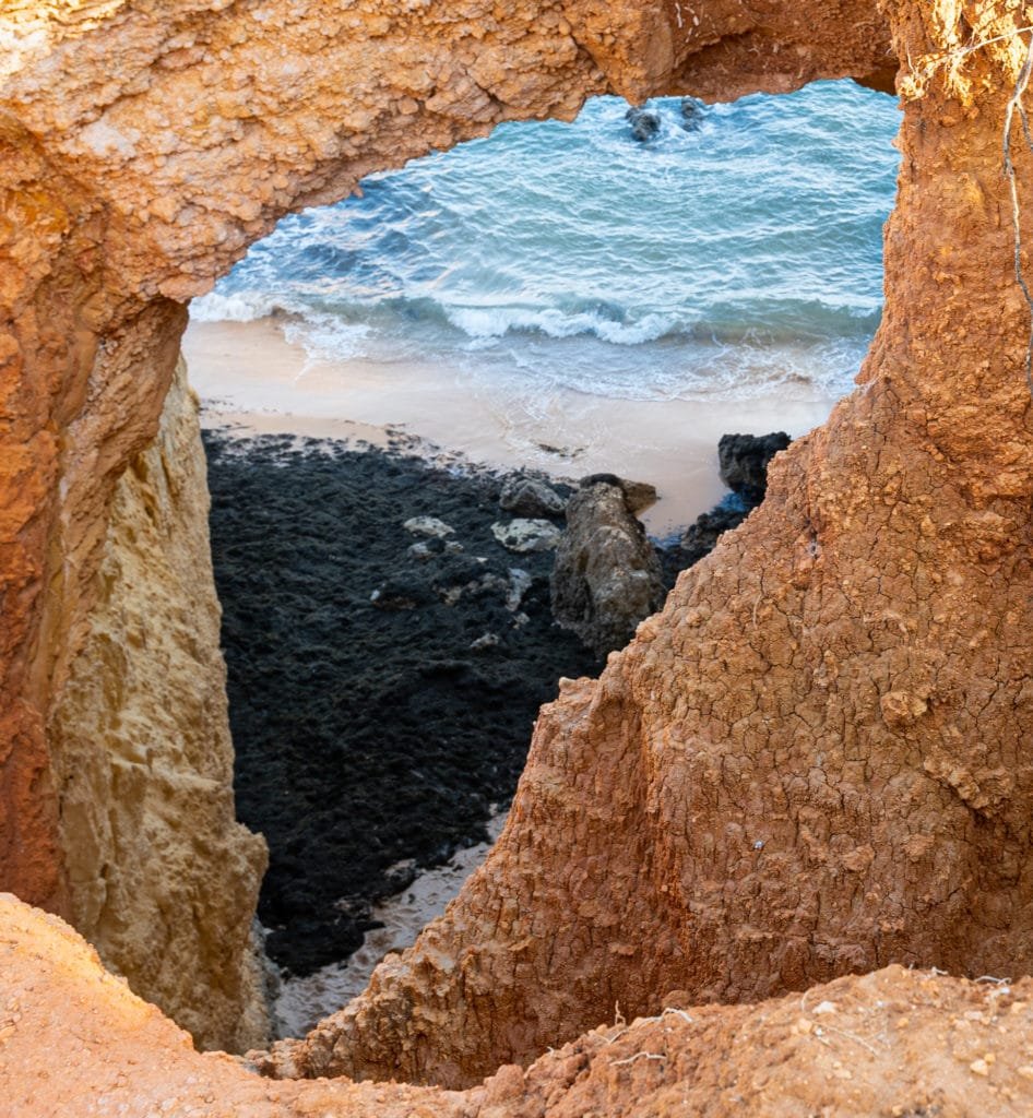 Descubra a beleza da Praia da Rocha na costa portuguesa 8 blowhole portimao