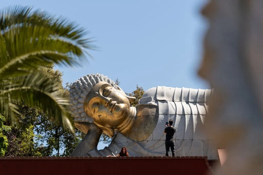 Um dia no Buddha Eden, o jardim da paz 21 laying buddha